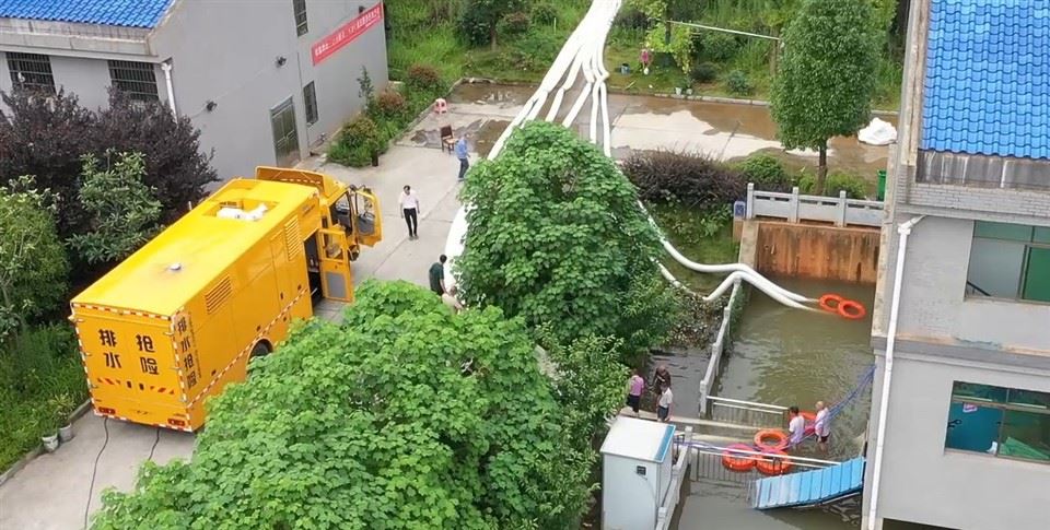 Tovornjak s črpalko za poplave in kanalizacijo